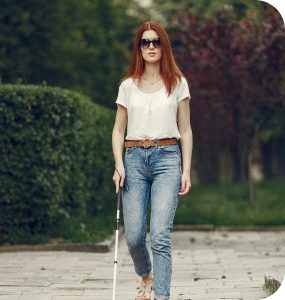 фото истории - слепая девушка с тростью идёт по парку